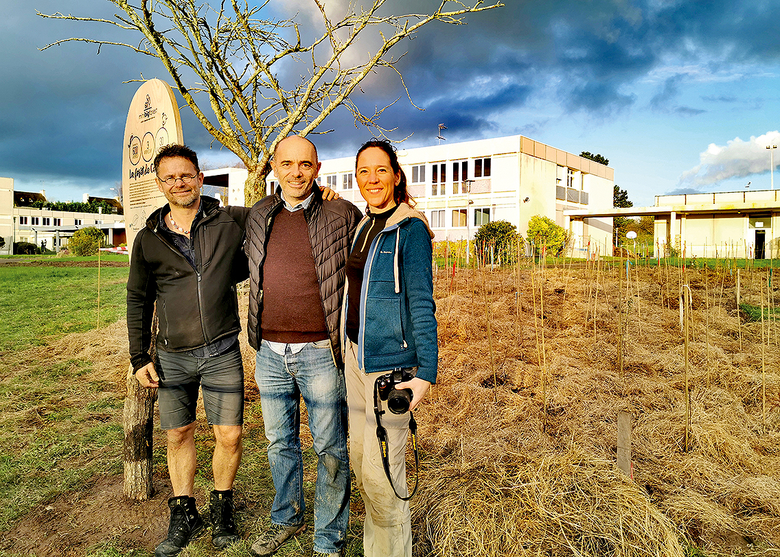 Il finance une micro-forêt dans un collège breton